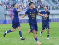 Spektakuler! Detik-Detik Gol Salto Hokky Caraka di Laga PSS Sleman vs Persik Kediri