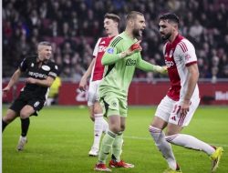 Maarten Paes Debut Penuh Bersama Ajax Amsterdam, Tujuh Penyelamatan Warnai Laga Kontra NEC