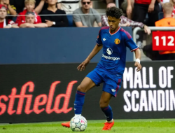 Bocah 15 Tahun Debut di Manchester United! JJ Gabriel Langsung Sambut Tekel Horor Gimenez