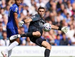 Langsung Bawa Chelsea Menang! Emiliano Martinez Debut Gemilang di Bawah Xabi Alonso
