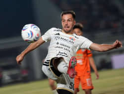 Siap Kerja Keras di GBK! Kerim Memija Waspadai Status Juara Bertahan Persib Bandung